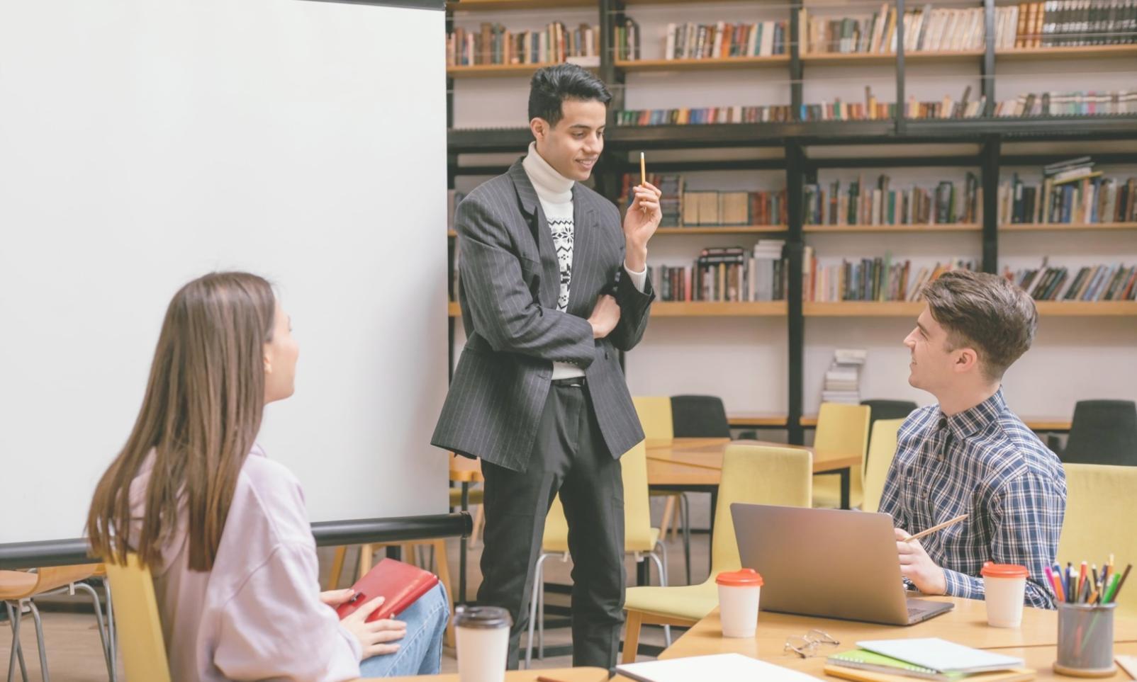 Equipo de profesionales analizando datos financieros